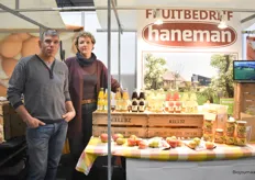 Jeanette Litjens en Toine Jansen van Haneman Biofruit hadden hun assortiment bij, waaronder hun nieuwste ‘Echt sap’ lijn. “Deze is gemaakt van puur fruit”, aldus Toine.